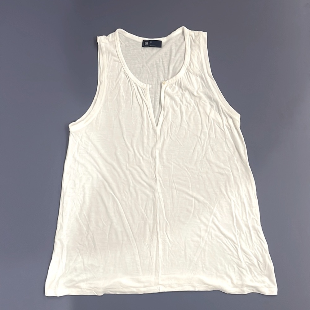 GAP white tank top 💋 EUC! Great for layering.